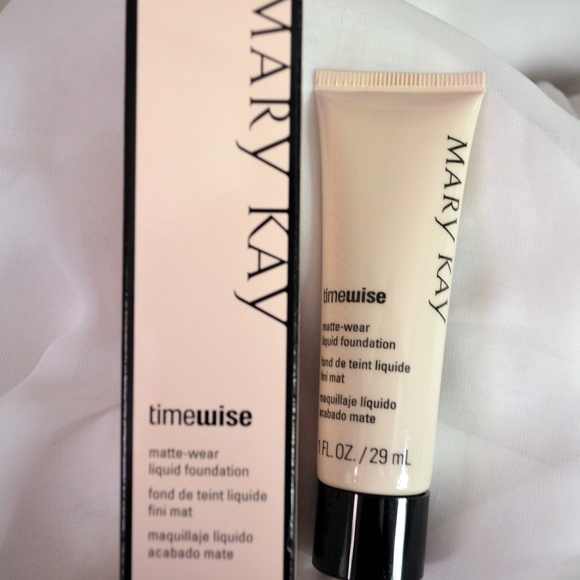 MARY KAY Timewise Matte-wear Liquid Foundation - Picture 1 of 3